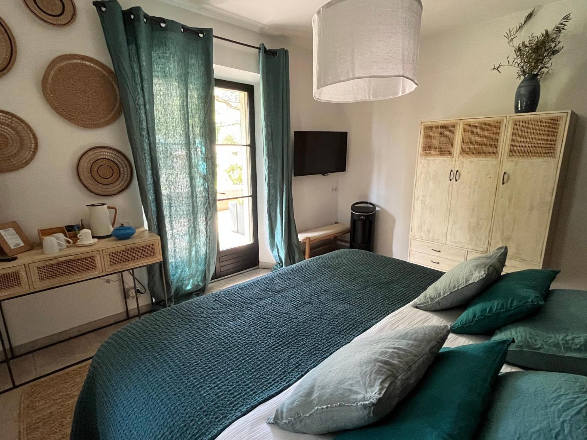 Robion en Luberon Hestia Bed & Breakfast エクステリア 写真